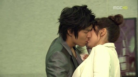 Lee Min Ho và Son Ye Jin với “Nụ hôn kết thúc” – Game Over Kiss trong phim Personal Taste. Trong phim, khi Lee Min Ho nói “kết thúc” là lúc cả hai hôn nhau và lạc vào thế giới tình yêu của cả hai.