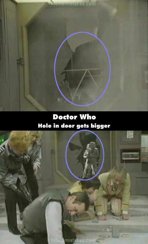 Lỗ hổng do người máy tạo ra trong phim Doctor Who (1963) thậm chí còn rộng toác hơn trước khi có người chui qua.