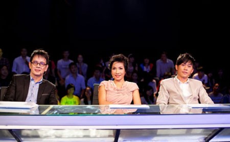 Bộ ba BGK chương trình, từ trái qua: Nhạc sĩ Đức Huy, ca sĩ Mỹ Linh và nghệ sĩ Hoài Linh.