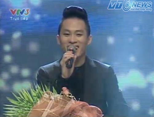 Ca sĩ Tùng Dương chiến thắng với Chiếc khăn Piêu tại BHYT 2012.