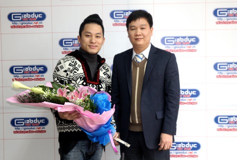 Tổng biên tập Báo Giáo dục Việt Nam - ông Nguyễn Tiến Bình tặng hoa ca sỹ Tùng Dương trước buổi giao lưu với bạn đọc Giaoduc.net.vn