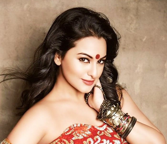 Nữ diễn viên Sonakshi Sinha tính đến nay có lẽ không phải là nhiều, nhưng những hợp đồng quảng cáo cũng đủ mang lại vị trí thứ 8 cho người đẹp sinh năm 1987 với 17 triệu rupi.