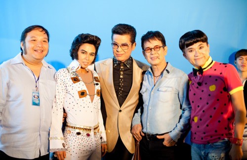 Từ trái qua: giám đốc âm nhạc Nguyễn Hà, Thúy Uyên, MC Thanh Bạch, NS Đức Huy và Đại Nghĩa.