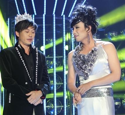 Danh hài Hoài Linh (trái) đội vương miện lên tận sân khấu góp ý cho phần trình diễn của Chí Thiện.