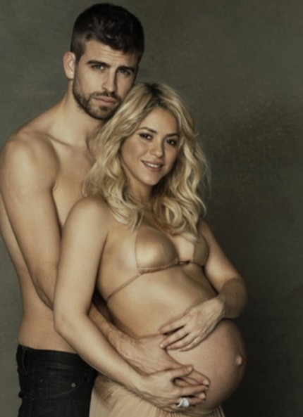 Đầu tháng 1/2013, nữ ca sĩ nhạc Latin Shakira và bạn trai là cầu thủ Gerard Piqué đã khoe với người hâm mộ bức hình cả hai cùng tình tứ bên bụng bầu và tự hào về đứa con chung của cặp đôi sắp sửa chào đời. Nữ ca sĩ 35 tuổi muốn ghi lại những khoảnh khắc hạnh phúc và đẹp nhất của người phụ nữ trong thời gian mang bầu. Ảnh do nhiếp ảnh gia Jaume Laiguana thực hiện.