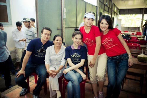 Phan Minh Chánh (ngoài cùng bên trái) và Ngọc Trinh (thứ ba từ phải qua) trong chuyến từ thiện đến Trà Vinh năm 2011.