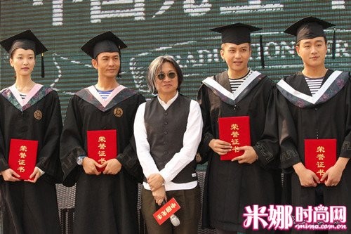 Đỗ Quyên (ngoài cùng bên trái) và 3 nam diễn viên chính trong phim trong trang phục tốt nghiệp chụp ảnh cùng đạo diễn Trần Khả Tân (thứ 3 từ trái sang).