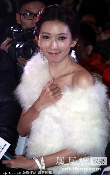 Lâm Chí Linh rạng rỡ trong bộ trang phục bằng lông tại một sự kiện ở Bắc Kinh.
