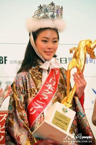 Erika Suzuki nhận vương miện và cúp hoa hậu Nhật Bản.