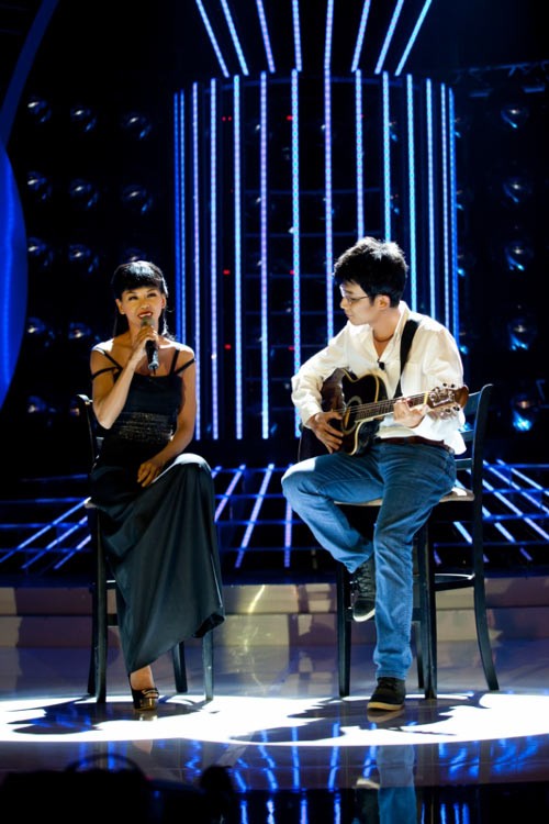 Cô Bống Hồng Nhung qua tạo hình nữ ca sĩ Thúy Uyên (trái), nhạc sĩ Đức Huy "hotboy" Chí Thiện phụ họa đệm đàn.