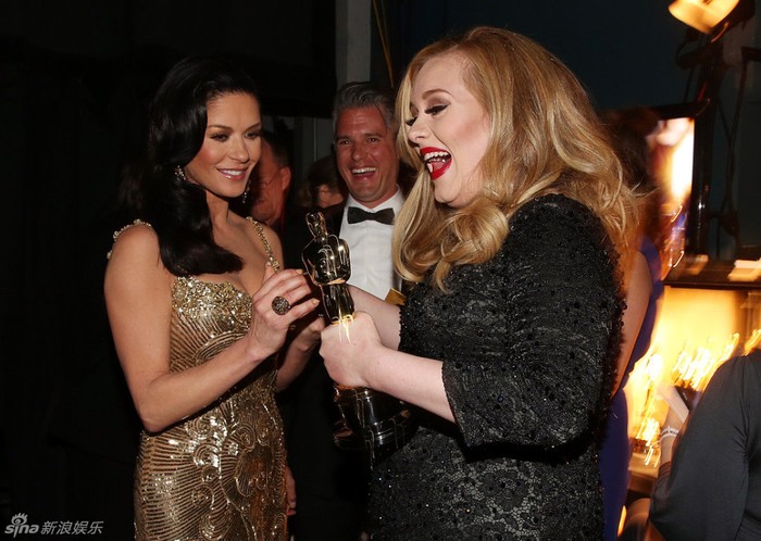 Nữ diễn viên Catherine Zeta –Jones (trái) và nhà soạn nhạc Paul Epworth (giữa) mừng chiến thắng của Adele.