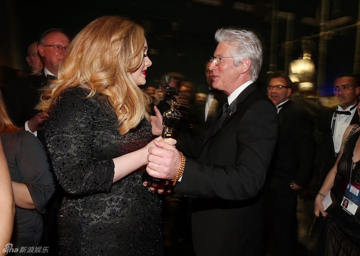 Nam diễn viên Richard Gere chúc mừng chiến thắng của Adele ở hạng mục Ca khúc trong phim xuất sắc nhất Skyfall trong bộ phim cùng tên.