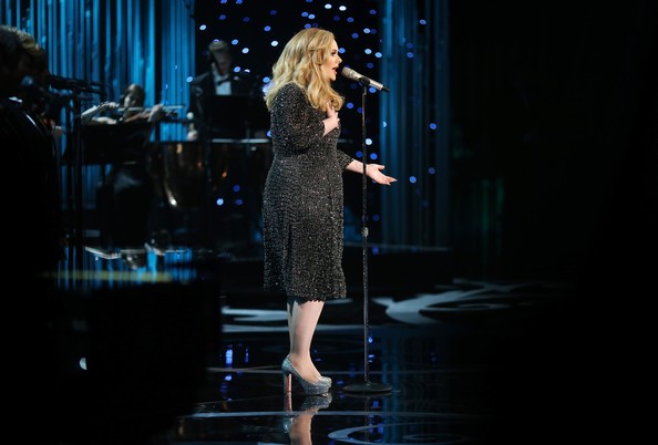 Nữ ca sĩ Adele biểu diễn trên sân khấu nhà hát kịch Dolby.