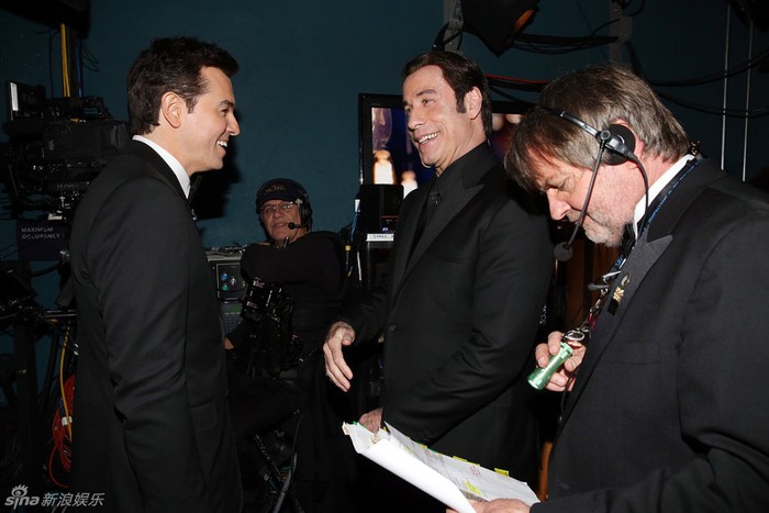 MC chủ trì của Oscar MacFarlance (trái) và nam diễn viên John Travolta (giữa).