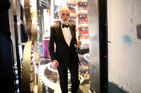 Đạo diễn Michael Haneke với tượng vàng Oscar trên tay cho chiến thắng ở hạng mục Phim nói tiếng ngoài xuất sắc nhất với phim Người tình – Amour.