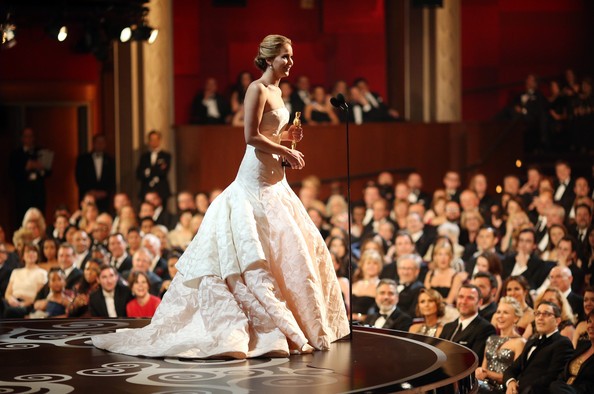 Nữ diễn viên Jennifer Lawrence với tượng vàng Oscar ở hạng mục Nữ diễn viên xuất sắc nhất cho phim Silver Linings Playbook.