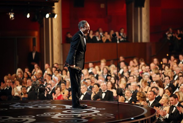Đạo diễn Lý An với tượng vàng cho hạng mục Đạo diễn xuất sắc nhất với phim Life of Pi.