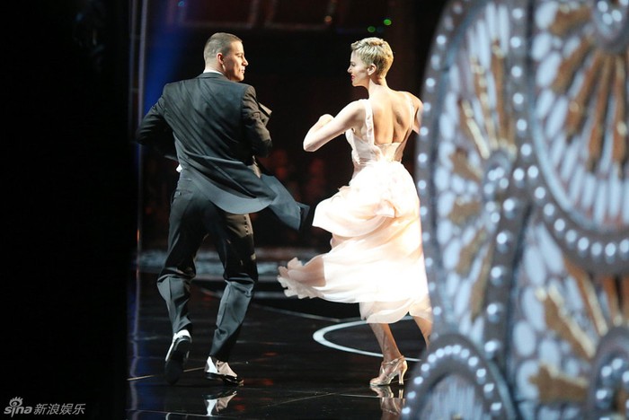 Màn trình diễn khiêu vũ sôi động của Charlize Theron (phải) và nam tài tử Channing Tatum.