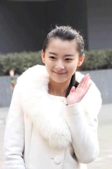 Được mệnh danh là “Nữ sinh đẹp nhất” tham dự kỳ thi tuyển của Học viện điện ảnh Bắc Kinh, nữ sinh Lưu Chỉ Vy với lợi thế khuôn mặt khả ái, thuần khiết và nụ cười như tỏa nắng khiến nhiều người ngây ngất.