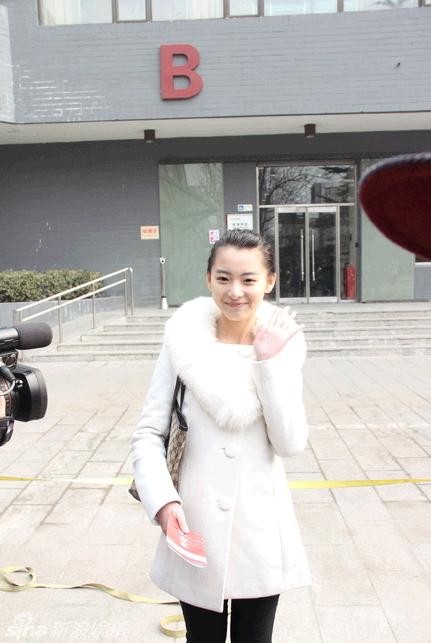 Cuối năm 2012, Lưu Chỉ Vy được bình chọn trên mạng là hotgirl đẹp nhất Lô Châu, Tứ Xuyên do cư dân mạng bình chọn.