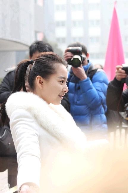 Thậm chí, tại hiện trường HV Điện ảnh Bắc Kinh, phóng viên của tờ Thương Mại Thành Đô đã tìm gặp được Lưu Chỉ Vy, người đẹp cho biết, cô rất ngại khi được mọi người ví như một ngôi sao mà chỉ tự nhận: “Tôi chỉ muốn được làm chính mình mà thôi”.