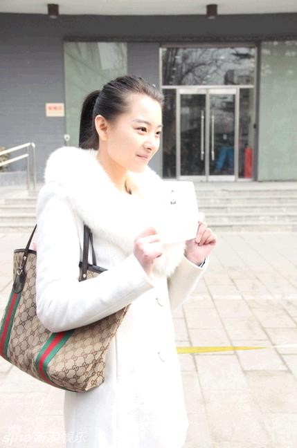 Theo lời kể của mẹ Lưu Chỉ Vy thì cô không chỉ đăng ký tham dự thi HV Điện ảnh Bắc Kinh mà còn nộp hồ sơ thi tại Viện hí kịch Trung ương Trung Quốc.