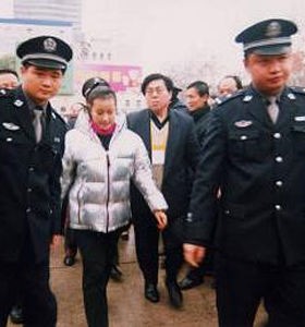 Lưu Hiểu Khánh bị dẫn độ vào nhà giam.