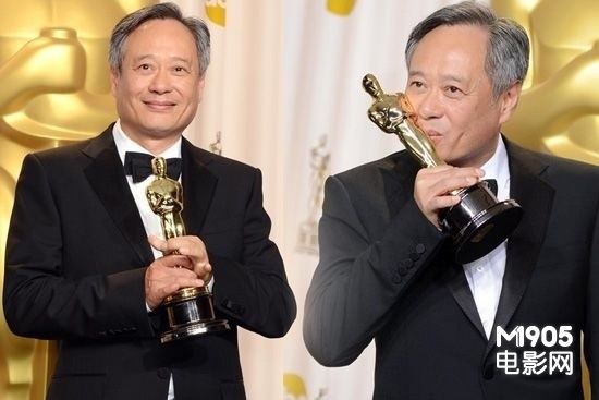 Đạo diễn Lý An với tượng vàng Oscar cho danh hiệu Đạo diễn xuất sắc nhất với phim Cuộc đời của Pi.