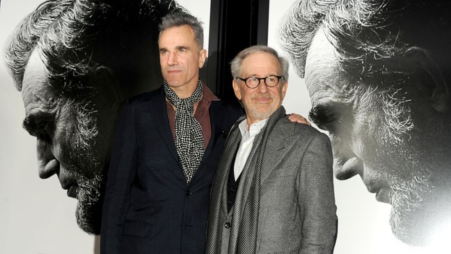Đạo diễn Steven Spielberg (phải) bên cạnh nam diễn viên Day-Lewis.