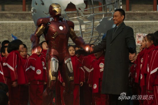 Vương Học Kỳ(phải) và người sắt Tony Stark trong một cảnh quay trước cổng Vĩnh Định tại Bắc Kinh.