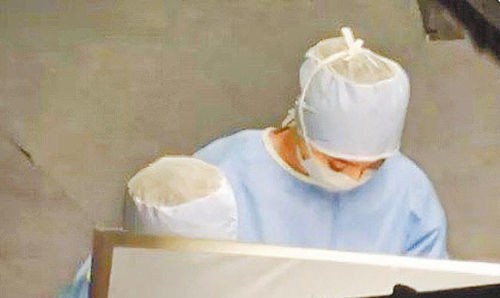 Phạm Băng Băng trong vai nữ y tá trong một ca mổ rò rỉ từ Iron Man 3.