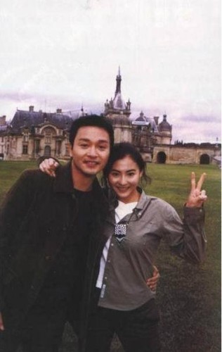 Tuy hơn kém nhau hơn 20 tuổi nhưng tình bạn, tình anh em giữa nữ diễn viên, ca sĩ Trương Bá Chi (Cecilia Cheung – 1980) và nam diễn viên, ca sĩ lừng anh Trương Quốc Vinh (Leslie Cheung – 1956) vẫn luôn bền chặt và thân thiết.