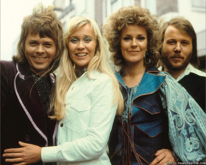 Agnetha Fältskog (thứ hai từ trái sang) trong nhóm ABBA.