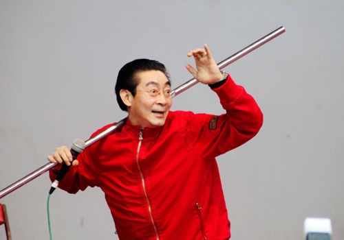Nghệ sĩ Lục Tiểu Linh Đồng gắn liền với hình tượng nhân vật Tôn Ngộ Không trong phim truyền hình nổi tiếng Tây Du Ký năm 1983.