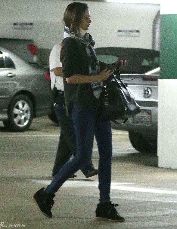 Miranda Kerr xuất hiện với chiếc băng nẹp cổ từ vụ tai nạn giao thông tối 11/3 ở Los Angeles.