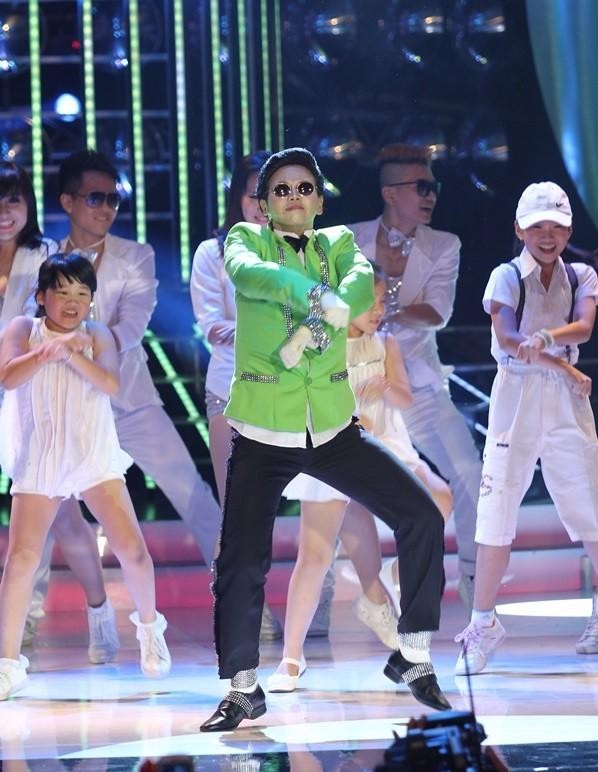 Thúy Uyên hóa thân Psy và điệu nhảy ngựa Gangnam Style.