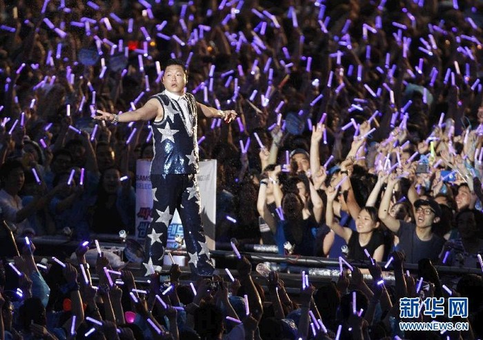 Psy biểu diễn trong vòng vây của 80.000 người hâm mộ.