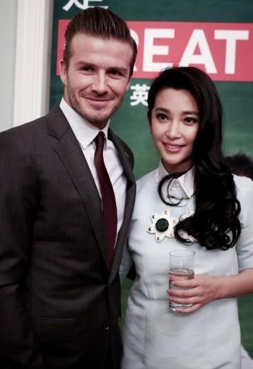 Trong chuyến thăm Đại sứ quán Anh tại Bắc Kinh Trung Quốc hôm 24/5, danh thủ Beckham đã được nữ Đại sứ Giao lưu Văn Hóa Trung Quốc – Anh Quốc xinh đẹp Lý Băng Băng (Li Bingbing) tháp tùng.