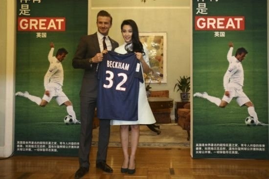 Cả hai cùng chụp lưu niệm bên chiếc áo cầu thủ có tên Beckham dành tặng cho nữ đại sứ văn hóa Lý Băng Băng.