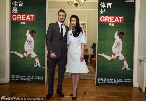 Beckham lịch lãm trong bộ vest còn Lý Băng Băng với trang phục trắng có phần cách điệu từ bộ nữ phụ sườn xám truyền thống của Trung Hoa.