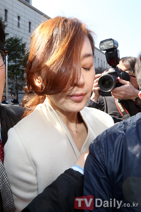 Lee Seung-yeon trong vòng vây của các phóng viên trước khi vào phiên tòa xét xử.
