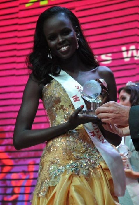 Atong DeMach nhận giải Miss Worl Top Model tại Hoa hậu Thế giới 2012.