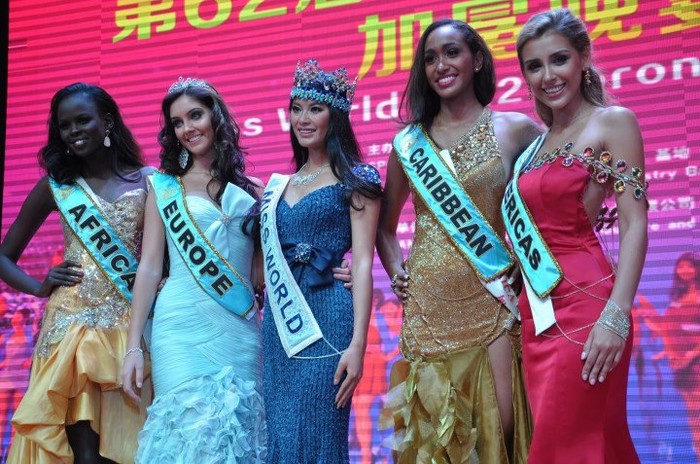 Atong DeMach (ngoài cùng bên trái) tại cuộc thi Miss World 2012 được bình chọn là Miss of Africa bên cạnh các đại diện châu lục khác và Đương kim Hoa hậu Thế giới Vu Văn Hà.