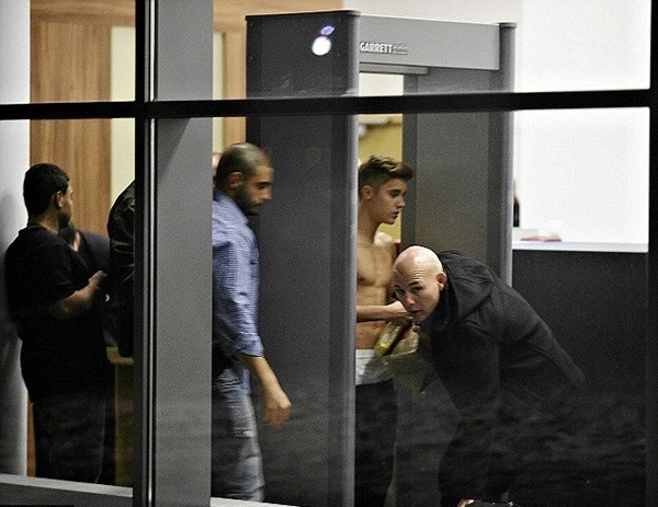 Justin Bieber cởi áo khoe thân hình cò hương khi qua khu vực kiểm tra an ninh tại sân bay Ba Lan.