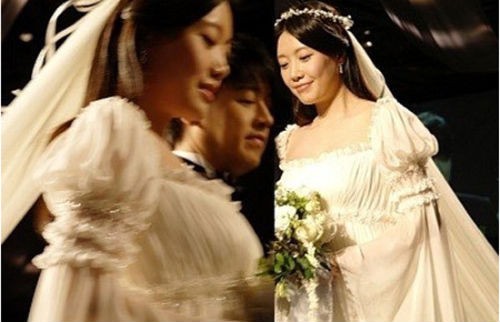 Ryu Si Won trong lễ kết hôn với vợ Jo Soo In năm 2010.