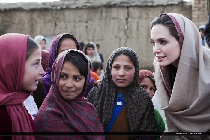 Angelina Jolie thăm hỏi các em gái ở Aghanistan.