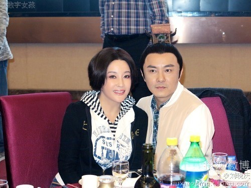 Chụp ảnh lưu niệm cùng nam diễn viên Trương Vệ Kiện trong vai Trình Giảo Kim.