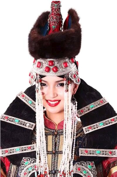 Battesetseg Turbat mang trang phục truyền thống của người phụ nữ Mông Cổ tới cuộc thi Miss Earth 2012.
