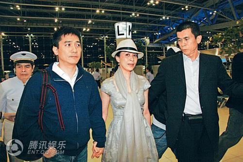 Vợ chồng Lương Triều Vỹ - Lưu Gia Linh và người quản lý (ngoài cùng bên phải).