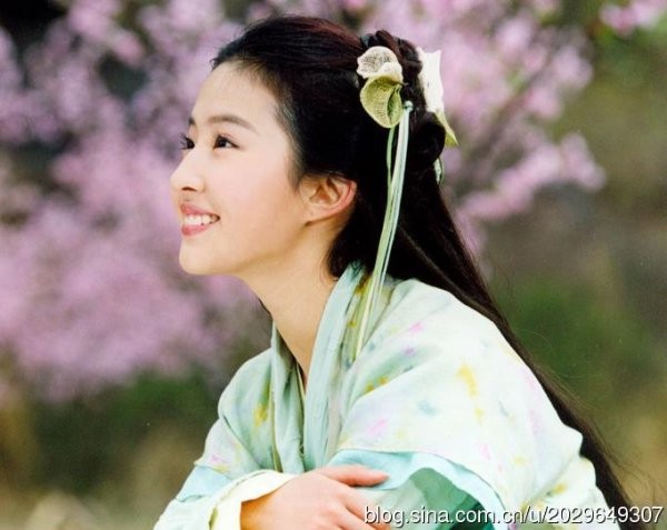 Hình ảnh nàng Triệu Linh Nhi hồn nhiên và trong sáng của Lưu Diệc Phi trong bộ phim truyền hình nhiều tập Tiên Kiếm Kỳ Hiệp (2005).